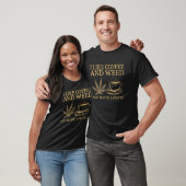 私はコーヒーと雑草が好きで、3人分のコーヒーWが好きです Tシャツ (ユニセックス)