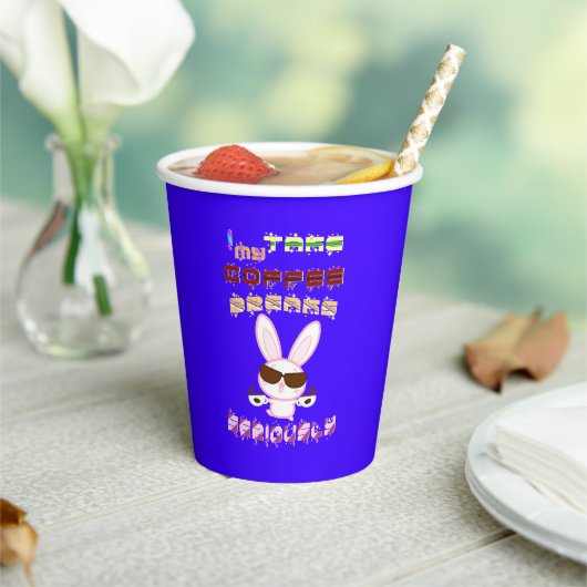 私はコーヒーの休憩を真剣に受け止める 紙コップ (インサイチュ)