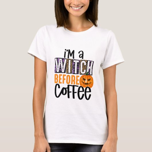 私はコーヒーの前に魔女である – ハロウィーン Tシャツ (正面)