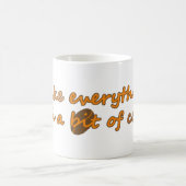 私はコーヒーを少し飲んで(© Mira) コーヒーマグカップ (中央)