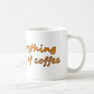私はコーヒーを少し飲んで(© Mira) コーヒーマグカップ