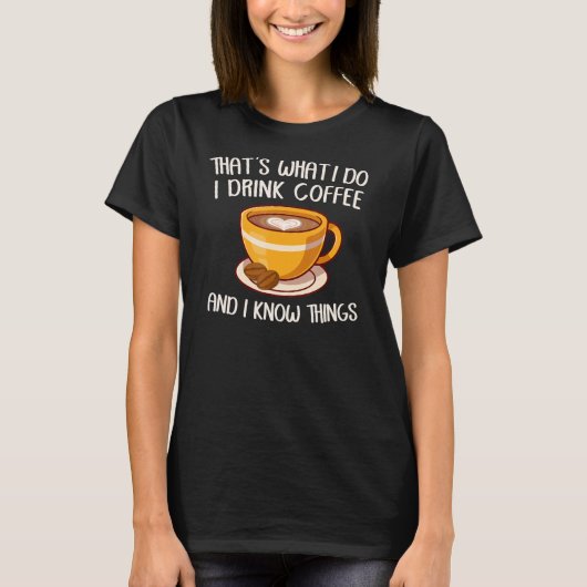 私はコーヒーを飲み、物事を知っている Tシャツ (正面)