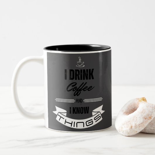 私はコーヒーを飲むし、物事を知っている ツートーンマグカップ (ドーナツ)