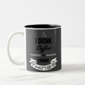 私はコーヒーを飲むし、物事を知っている ツートーンマグカップ (左)