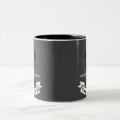 私はコーヒーを飲むし、物事を知っている ツートーンマグカップ (中央)
