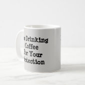 私はコーヒーを飲んでいる – Mug-A-Tude コーヒーマグカップ (正面左)