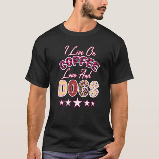 私はコーヒー好きで犬の愛犬に住んでいるママ犬 Tシャツ (正面)