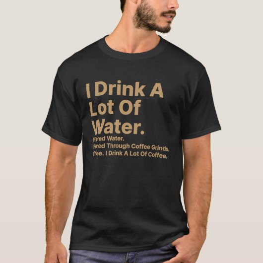 私はコーヒー粕を通してろ過された水をたくさん飲む Tシャツ (正面)