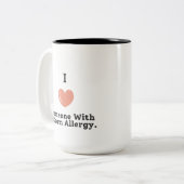 私はコーンアレルギーで人を愛している ツートーンマグカップ (正面左)