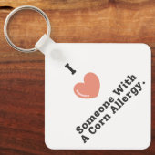 私はコーンアレルギーの認識度で人を愛している キーホルダー (正面)