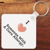 私はコーンアレルギーの認識度で人を愛している キーホルダー (裏面)