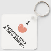 私はコーンアレルギーの認識度で人を愛している キーホルダー (裏面)