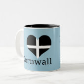 私はコーンウォールKernow St Piranの旗のハートのデザインを愛します ツートーンマグカップ (正面左)
