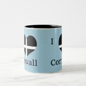 私はコーンウォールKernow St Piranの旗のハートのデザインを愛します ツートーンマグカップ (中央)