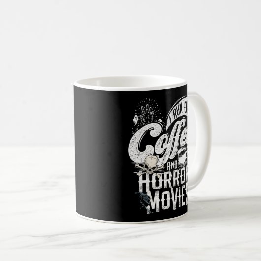 私はコー走ヒーとホラー映画ホラー映画メールを見ている コーヒーマグカップ (正面右)