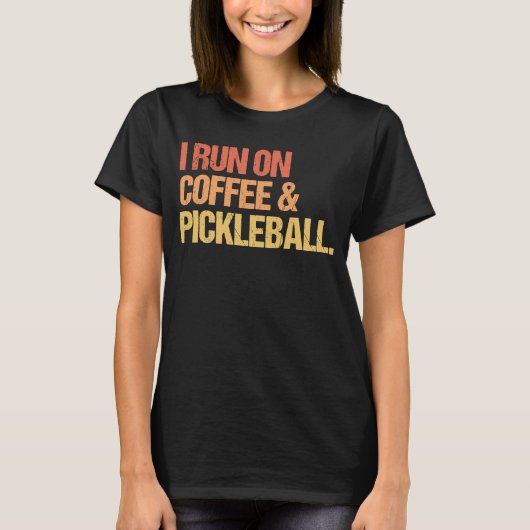 私はコ走ーヒとピクルスのボールを飲んでいる Tシャツ (正面)
