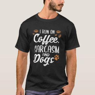 私はコ走ーヒの皮肉と犬の子犬の足を使う Tシャツ