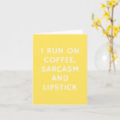 私はコ走ーヒー、皮肉、口紅を飲んでいる – おもしろい カード (黄色い花)