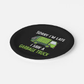 私はゴミをリサイクルするゴミのトラックの衣装を見た ペーパープレート (アングル)