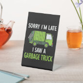 私はゴミをリサイクルするゴミのトラックの衣装を見た 台座サイン (インサイチュ)