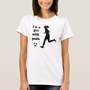 私はゴールのサッカーのTシャツを持つ女の子です Tシャツ