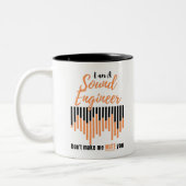 私はサウンドエンジニアですが、あなたを黙らせない ツートーンマグカップ (左)