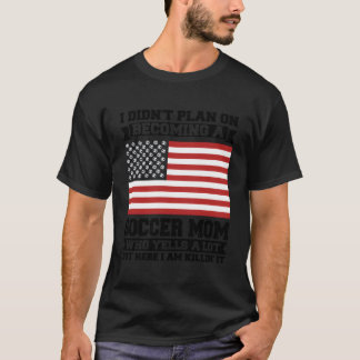 私はサッカーの母サッカーになるつもりはなかった Tシャツ