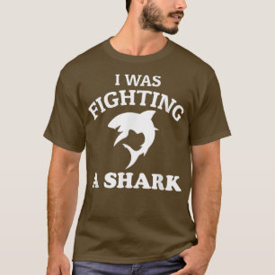 私はサメの怪我をおもしろいすぐに壊して戦っていた Tシャツ