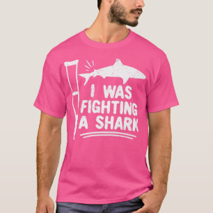 私はサメの骨折の骨と戦っていた Tシャツ
