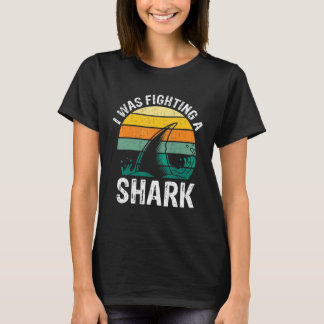私はサメの骨折レッグと戦っていた1 Tシャツ
