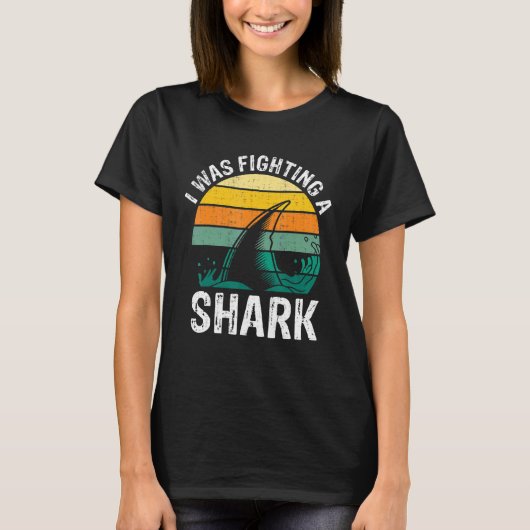 私はサメの骨折レッグと戦っていた1 Tシャツ (正面)