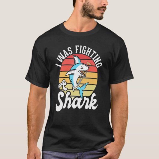 私はサメの骨折レッグと戦っていた1 Tシャツ (正面)
