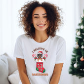 私はサ信じンタ足のクリスマスTシャツを着ている Tシャツ