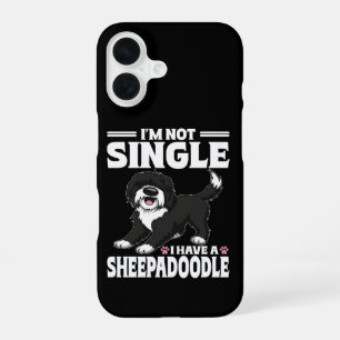 私はシングルではありません 羊とプードルのミックス犬を愛してます iPhone 16ケース