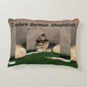 私はジャーマン・シェパードの装飾用クッションを崇拝します アクセントクッション (裏面)