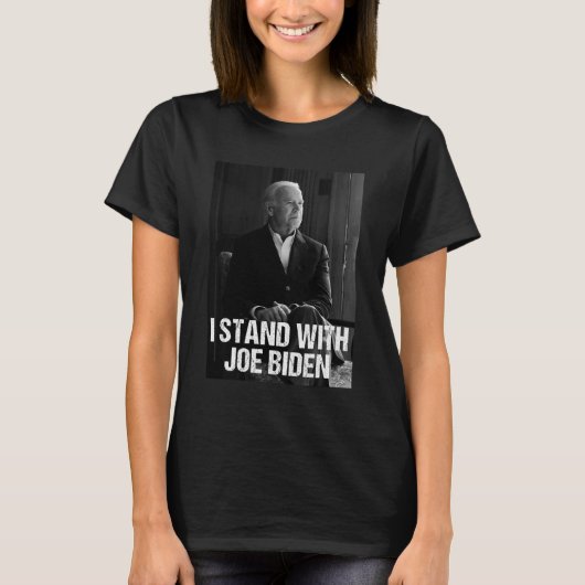 私はジョーバイデン氏と立つ1 Tシャツ (正面)