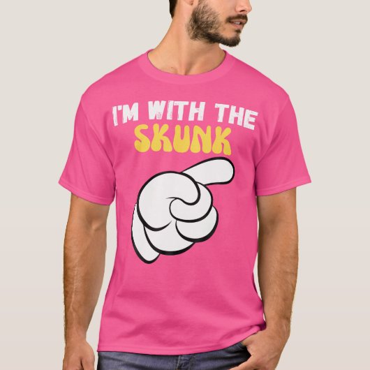 私はスカンクとおもしろい一緒にいる Tシャツ (正面)