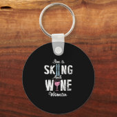 私はスキーとワインの女性のワイおもしろいン愛好家スキーだ キーホルダー (正面)