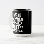 私はスケートおよび衝突人々のローラーダービーを身に着けています ツートーンマグカップ (正面左)