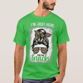 私はスナックのファンタジーのフットバルのためにここにおもしろいいる Tシャツ