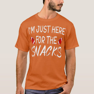 私はスナックのファンタジーのフットバルのためにここにおもしろいいる Tシャツ