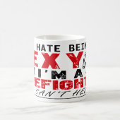 私はセクシーであることを憎みますが消防士のマグです コーヒーマグカップ (中央)