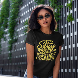 私はセクシーで私はそれを投げる – いけな Dart Tシャツ