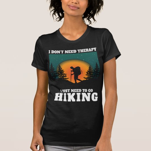 私はセラピーが必要ない私はハイキングに行く必要がある Tシャツ (正面)