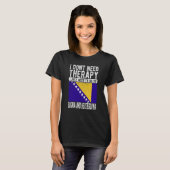 私はセラピーを必要としない私はボスニアAに行く必要がある Tシャツ (正面フル)