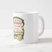 私はセラピーを必要としない、私はそれをクリスマスにする必要がある ジャンボコーヒーマグカップ (正面右)