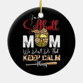 私はソフトボールのお母さんだから落ち着いて保いないわ セラミックオーナメント (裏面)