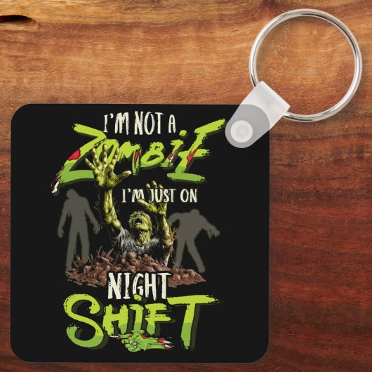 私はゾンビではない私はちょうど夜シフトのホラーhaに乗っている キーホルダー (裏面)
