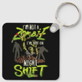 私はゾンビではない私はちょうど夜シフトのホラーhaに乗っている キーホルダー (裏面)