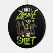 私はゾンビではない私はちょうど夜シフトのホラーhaに乗っている セラミックオーナメント (左)